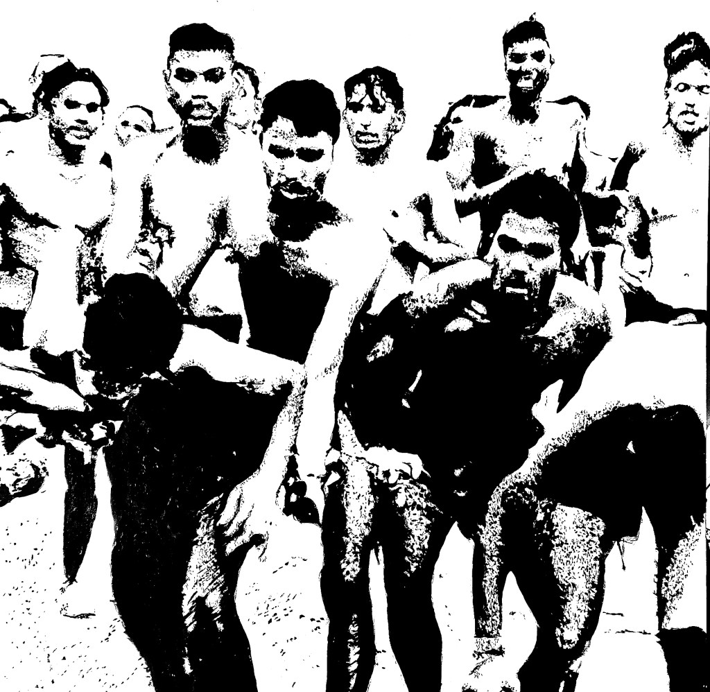 Una imagen en blanco y negro de un grupo de hombres sin camiseta, que parece estar en una escena dinámica, posiblemente preparándose para un evento relacionado con el agua o el deporte.